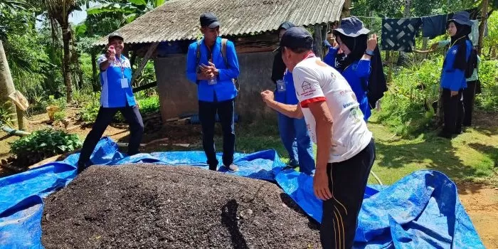 Petani Bukit Jambi Way Kanan Sukses Olah Kulit Kopi Jadi Kompos Organik Ramah Lingkungan